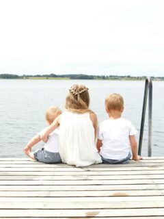 Spätsommer-Magie am See – die letzten warmen Sonnenstrahlen, kleine Füße im Wasser & große Glücksmomente 💛 #Familienzeit