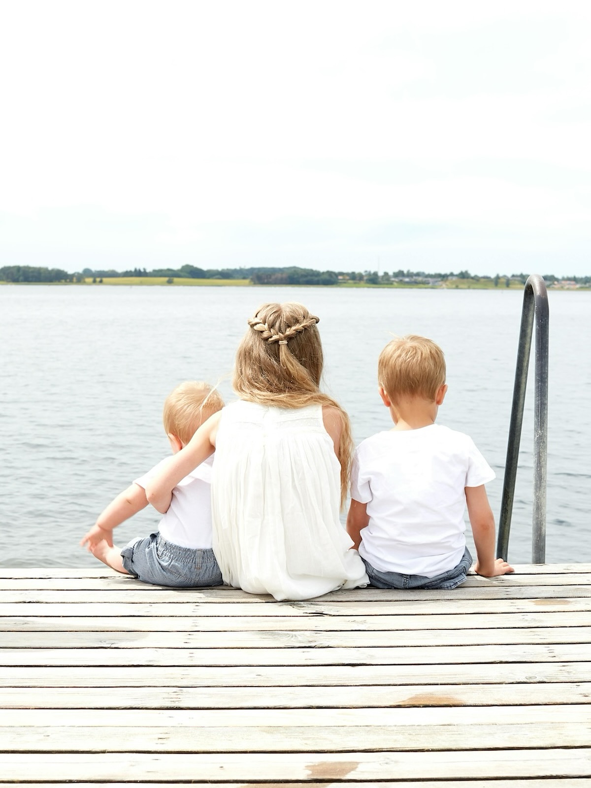 Spätsommer-Magie am See – die letzten warmen Sonnenstrahlen, kleine Füße im Wasser & große Glücksmomente 💛 #Familienzeit
