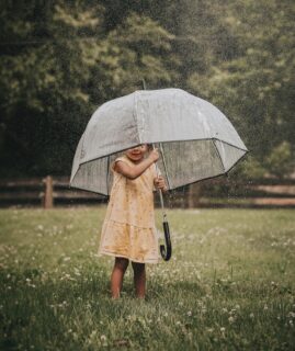 Es gibt kein schlechtes Wetter – nur kleine Abenteurer mit großen Schirmen ☔💛 #Familienzeit